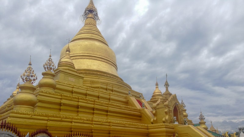 la pagoda Kuthodaw en mandalay