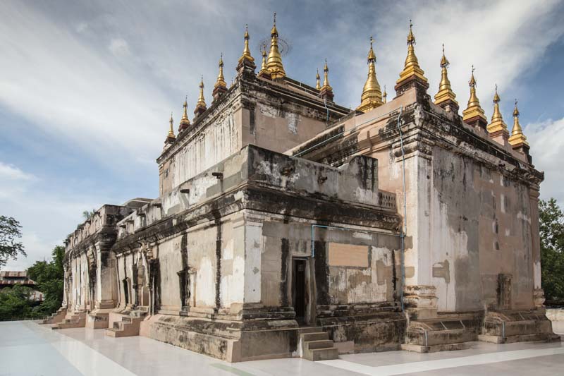 templo manuha en bagan, myanmar