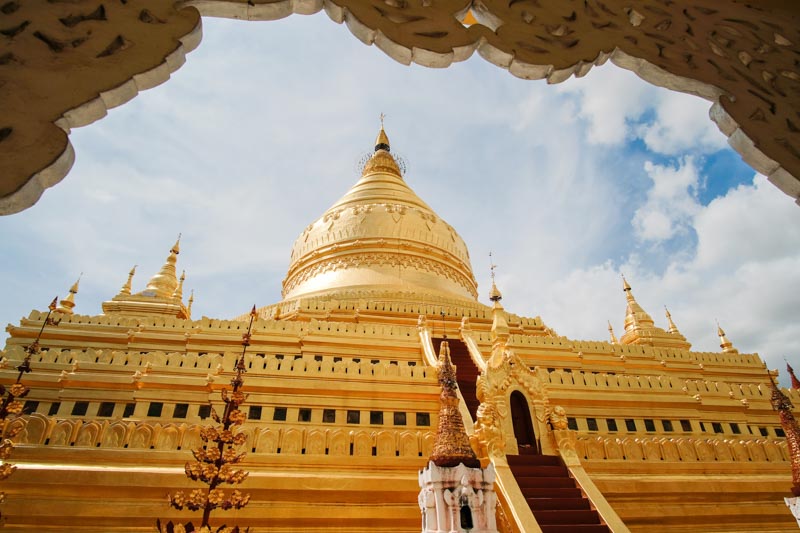 shwezigon pagoda en bagan, myanmar