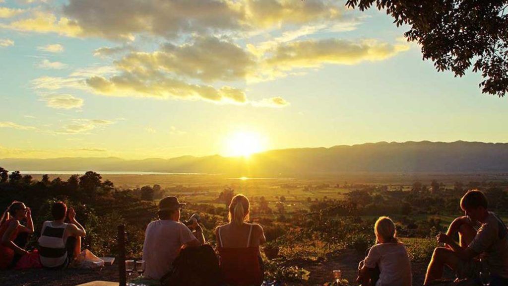 atardecer en los viñedos del lago inle