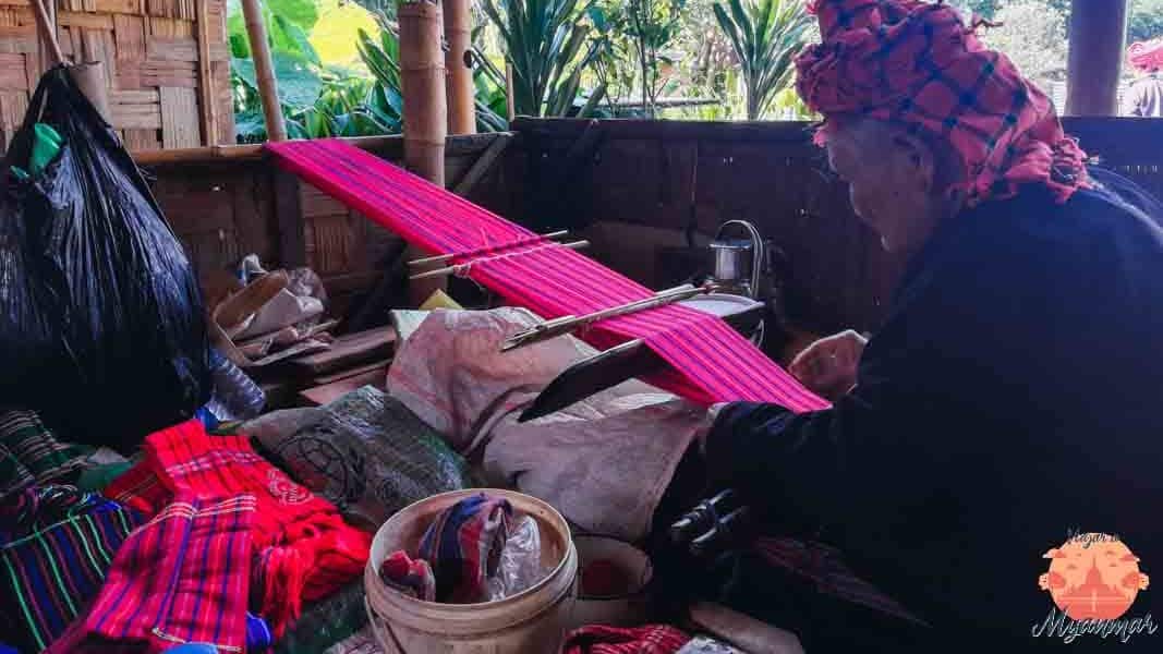 artesania local en el trekking al lago inle