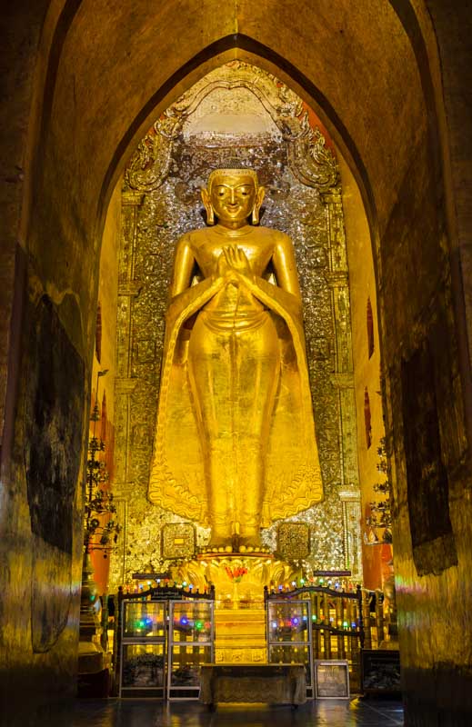 imagen de buda en el interior del templo ananda, bagan myanmar